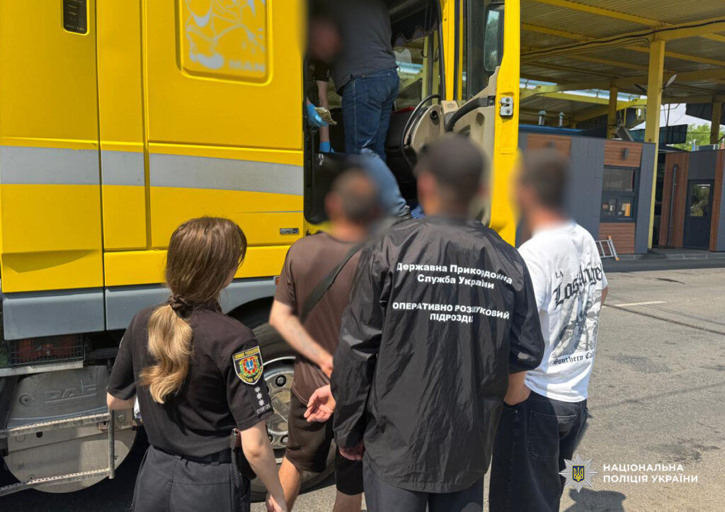 На Білгород-Дністровщині десятеро чоловіків ховалися серед коробок у фурі, щоб втекти до Молдови