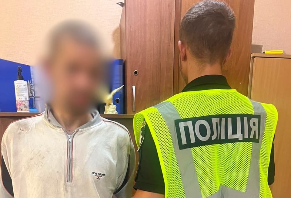 П’яний одесит зірвав і потоптав Державний Прапор: що йому загрожує