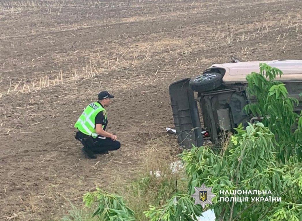 На трасі Одеса-Рені 39-річна водійка не впоралася з керуванням і вилетіла в кювет: постраждав її син