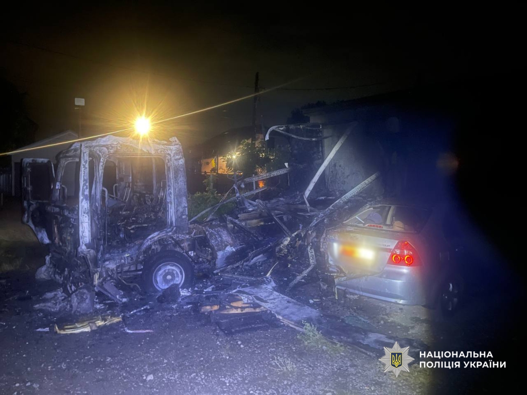 10 років тюрми загрожує неповнолітньому з Одещини, який на замовлення спалив автівки енергетичної компанії