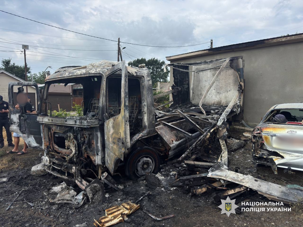 10 років тюрми загрожує неповнолітньому з Одещини, який на замовлення спалив автівки енергетичної компанії