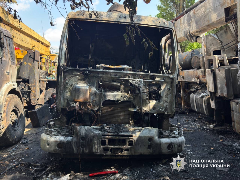 10 років тюрми загрожує неповнолітньому з Одещини, який на замовлення спалив автівки енергетичної компанії
