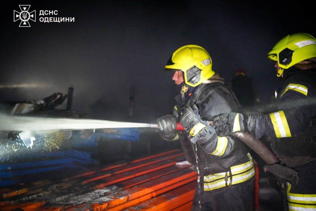 Після ракетної атаки на Одещині спалахнув склад із продуктами: двоє людей постраждали