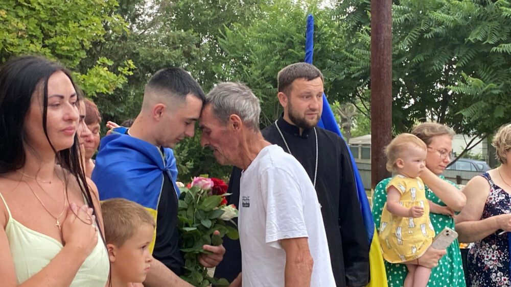 Обійми, сльози й прапори: на Болградщині зустріли звільненого з полону прикордонника Василя Мельника