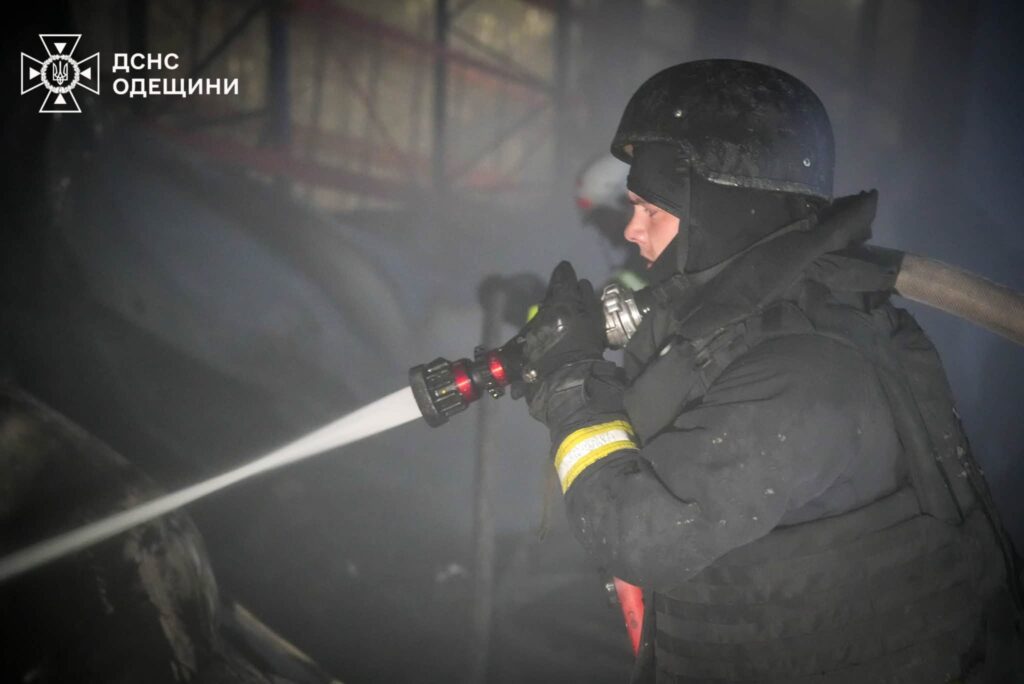 Після ракетної атаки на Одещині спалахнув склад із продуктами: двоє людей постраждали