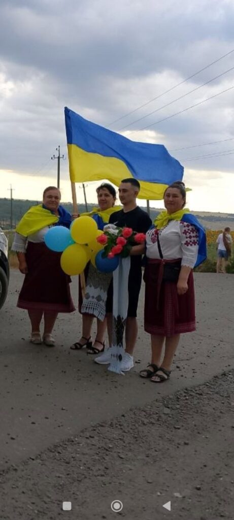 Обійми, сльози й прапори: на Болградщині зустріли звільненого з полону прикордонника Василя Мельника