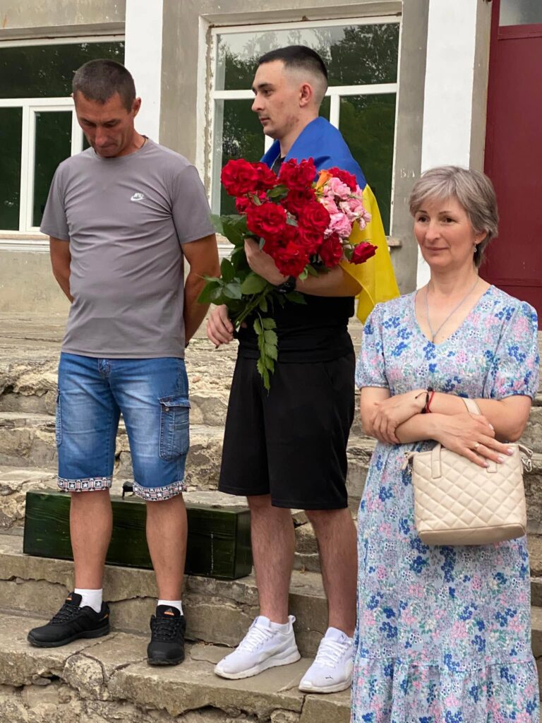 Обійми, сльози й прапори: на Болградщині зустріли звільненого з полону прикордонника Василя Мельника