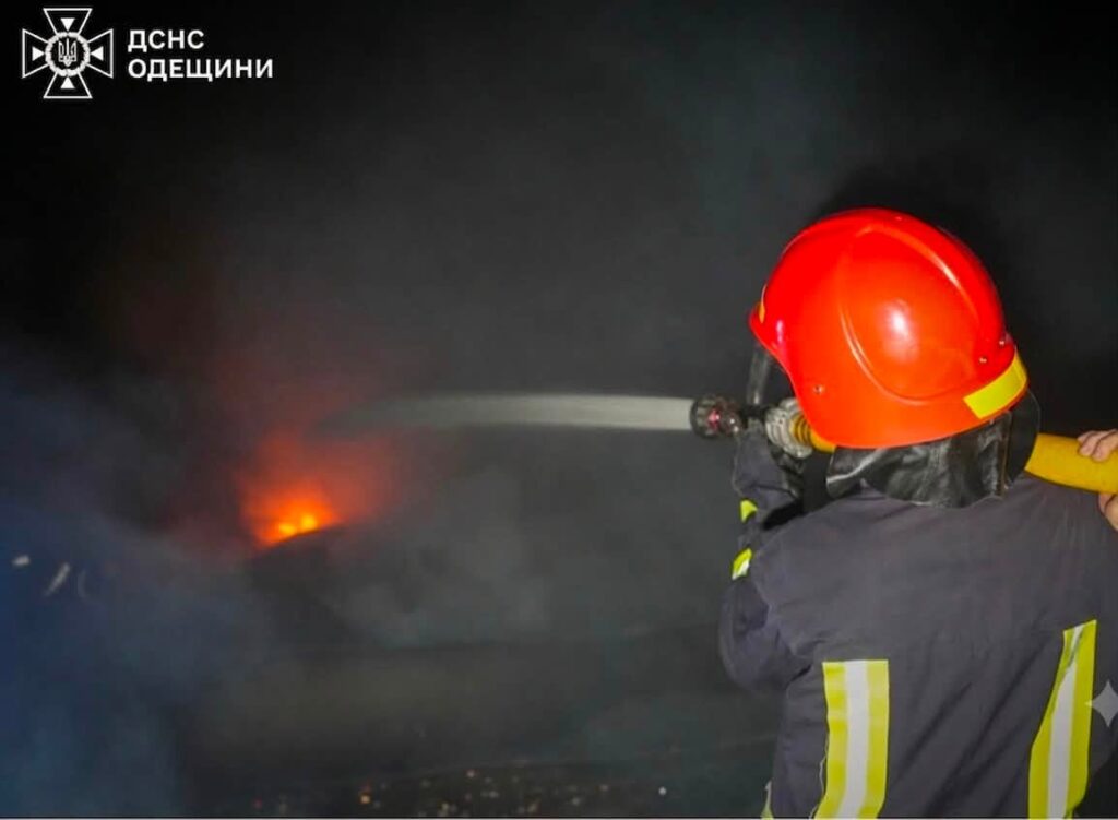 Після ракетної атаки на Одещині спалахнув склад із продуктами: двоє людей постраждали