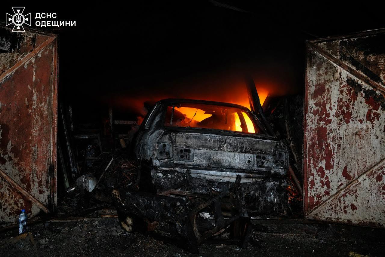 Нічна атака на Одесу: пошкоджено будинки, гаражі та гуртожиток, є поранений