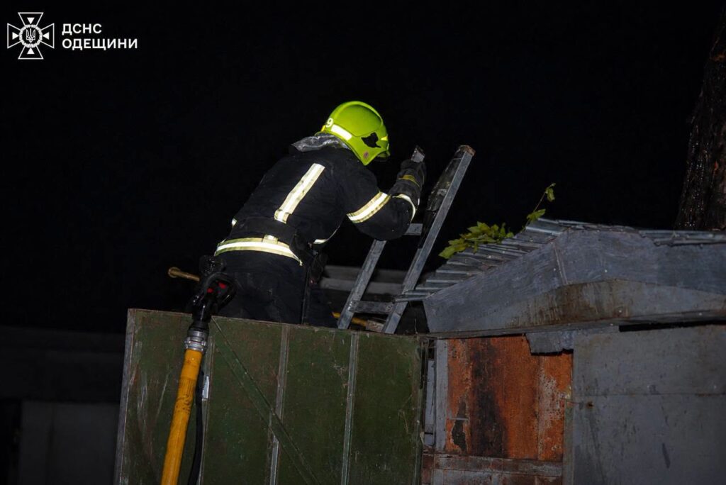 Нічна атака на Одесу: пошкоджено будинки, гаражі та гуртожиток, є поранений