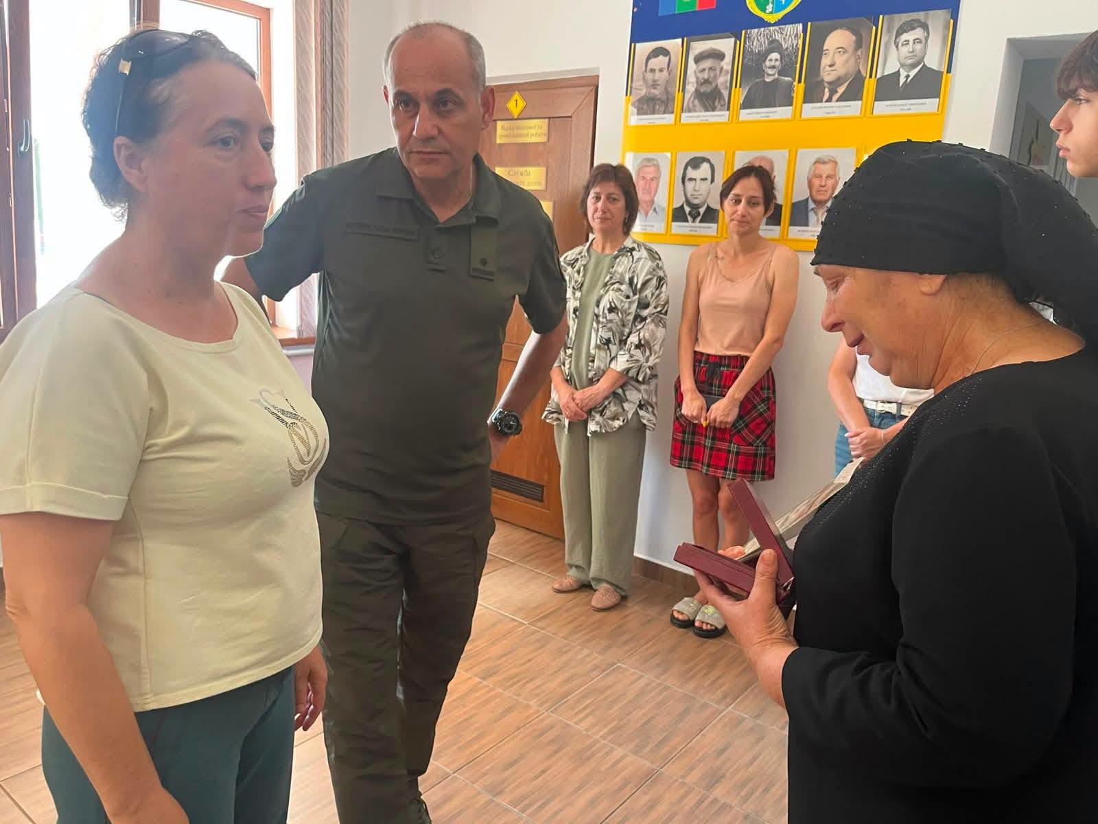 Матері полеглого захисника з Болградщини вручили медаль «Хрест Доблесті»