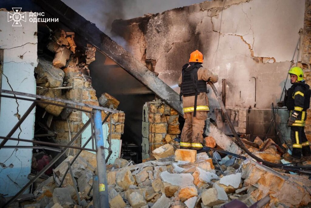 російські війська атакували житловий квартал та станцію техобслуговування в Одесі ракетами: є загиблі та поранені