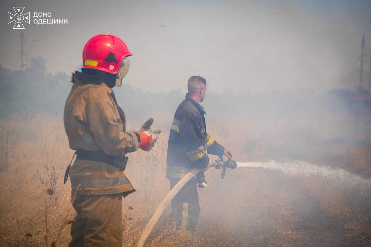 Четверту добу під обстрілами рятувальники Одещини борються з пожежею на полях зрошення
