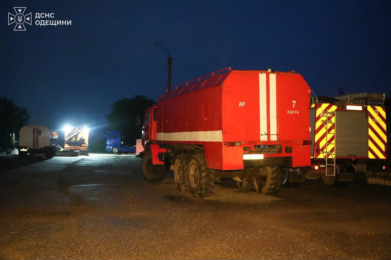 Четверту добу під обстрілами рятувальники Одещини борються з пожежею на полях зрошення