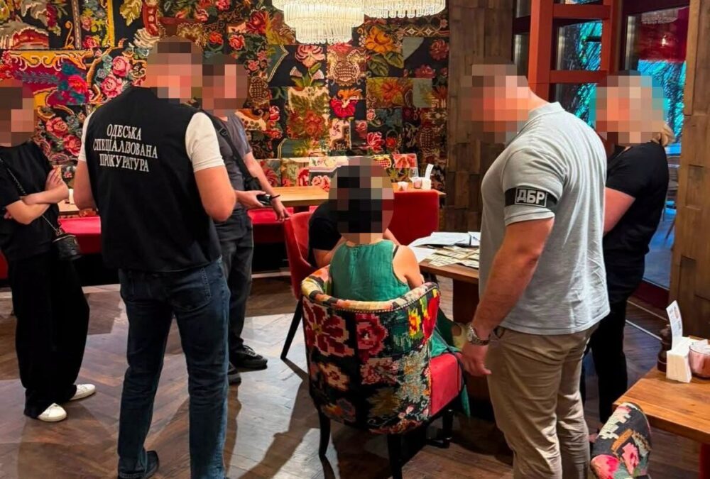 В Одесі співробітниця ТЦК обіцяла за 11 тисяч доларів “вирішити питання” з відстрочкою