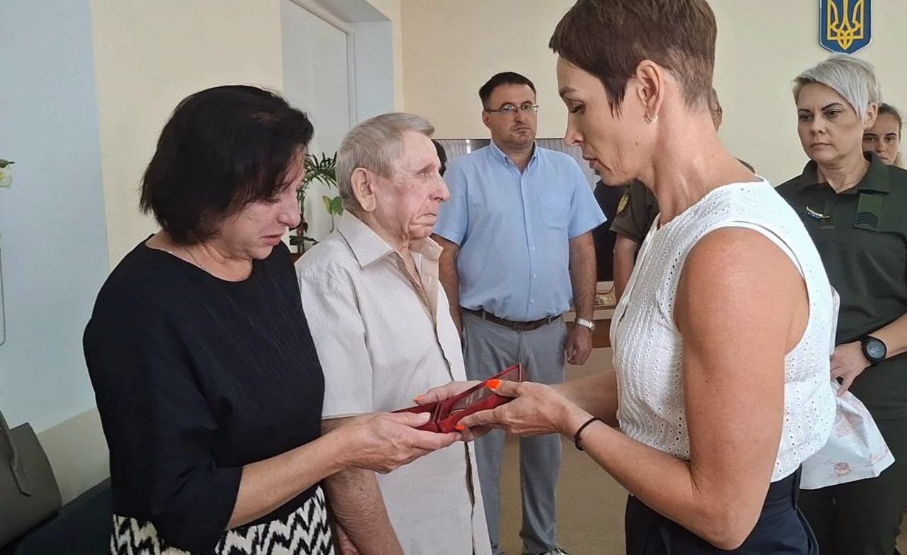 У Рені родині загиблого воїна передали державну нагороду