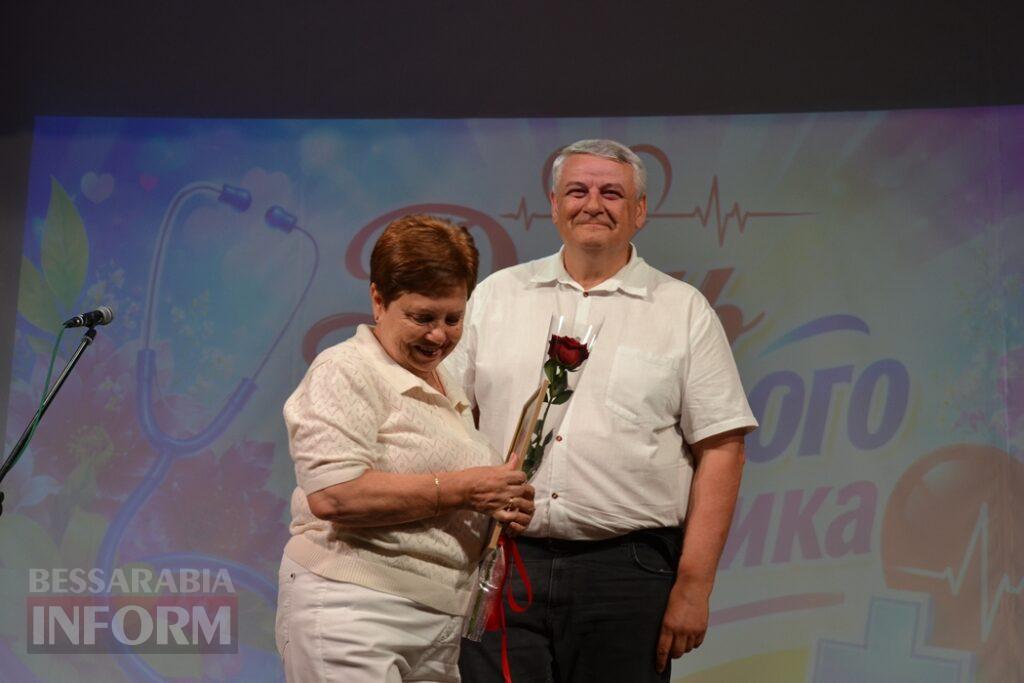 Майже 50 нагороджених та святковий концерт: у Кілії вітали людей, яким довіряють найцінніше