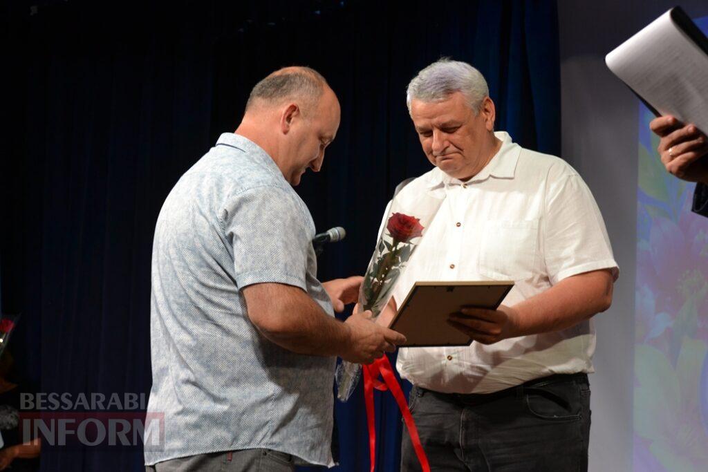 Майже 50 нагороджених та святковий концерт: у Кілії вітали людей, яким довіряють найцінніше