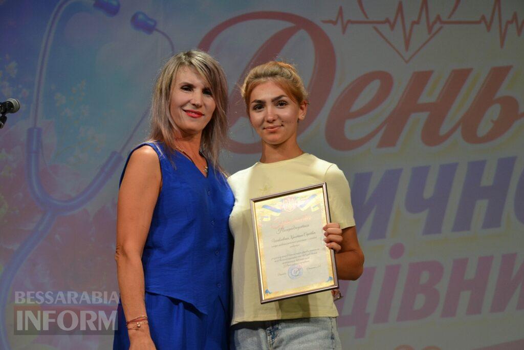 Майже 50 нагороджених та святковий концерт: у Кілії вітали людей, яким довіряють найцінніше