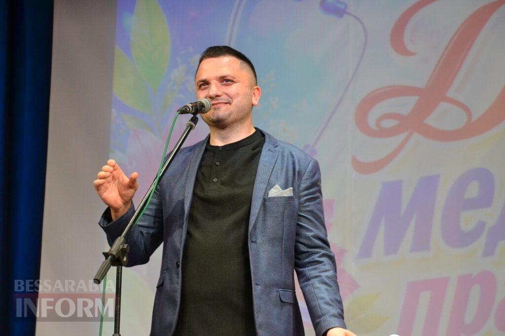 Майже 50 нагороджених та святковий концерт: у Кілії вітали людей, яким довіряють найцінніше