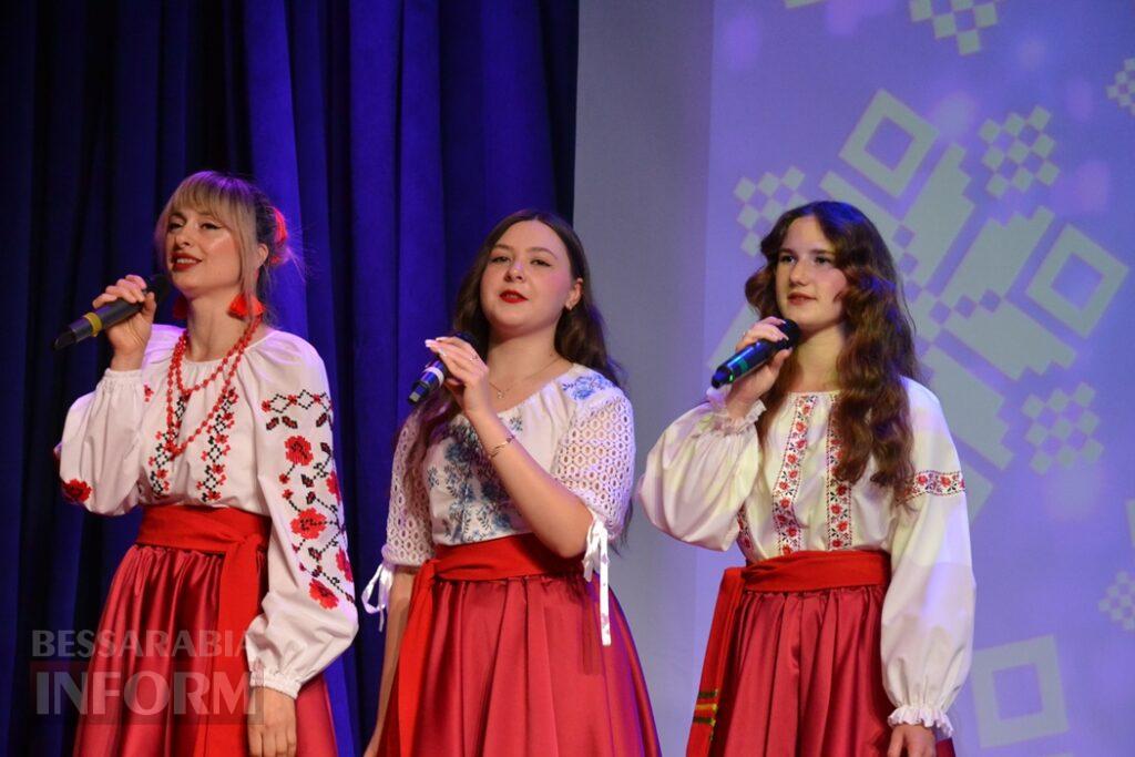 Майже 50 нагороджених та святковий концерт: у Кілії вітали людей, яким довіряють найцінніше
