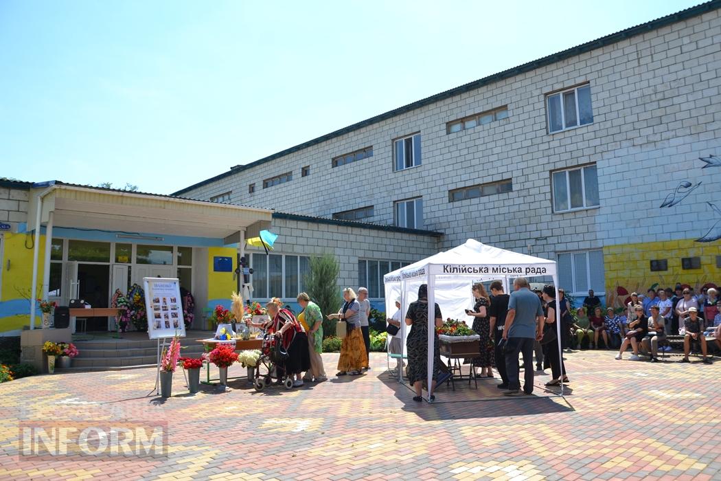В Кілії директорку школи Валентину Іваненко провели останнім дзвоником та щемливими промовами