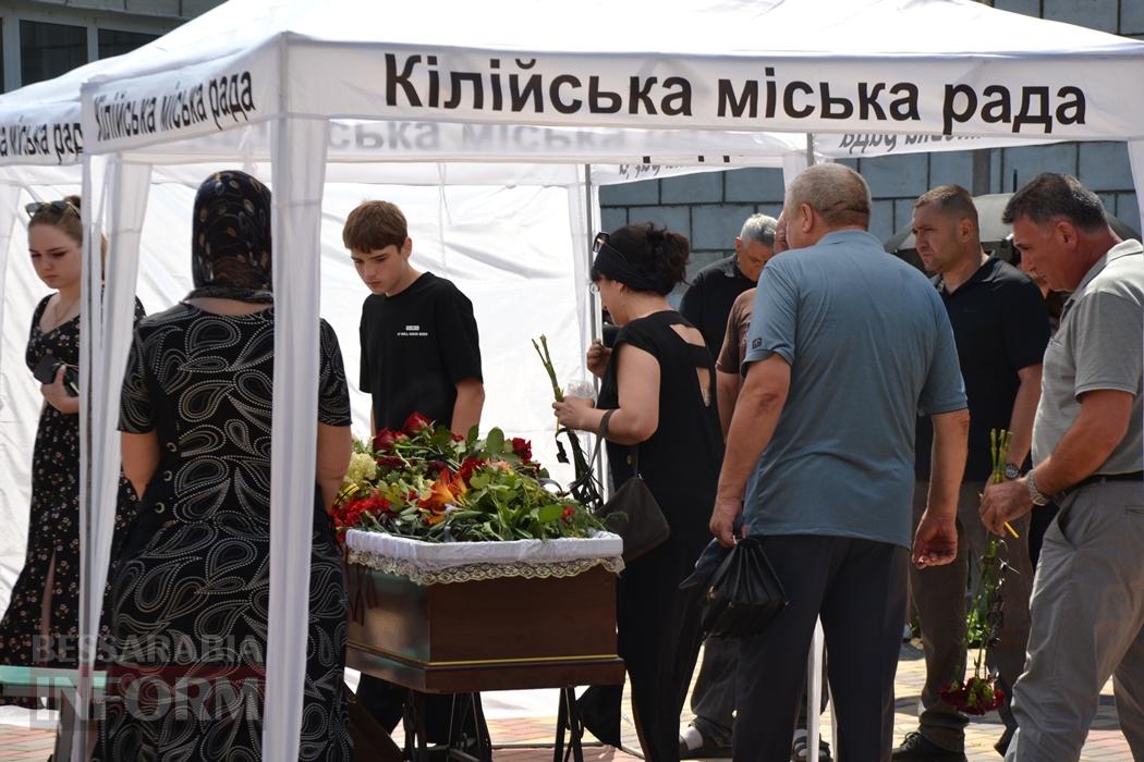 В Кілії директорку школи Валентину Іваненко провели останнім дзвоником та щемливими промовами