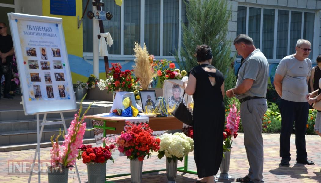 В Кілії директорку школи Валентину Іваненко провели останнім дзвоником та щемливими промовами