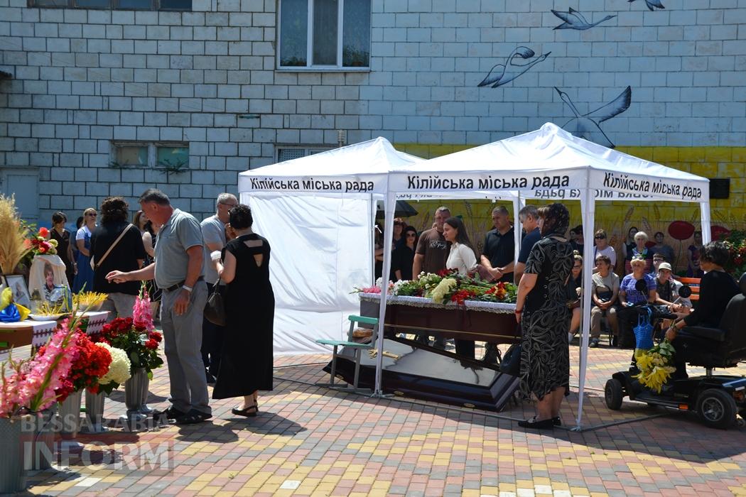 В Кілії директорку школи Валентину Іваненко провели останнім дзвоником та щемливими промовами