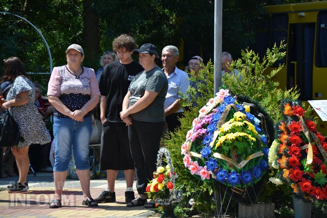 В Кілії директорку школи Валентину Іваненко провели останнім дзвоником та щемливими промовами