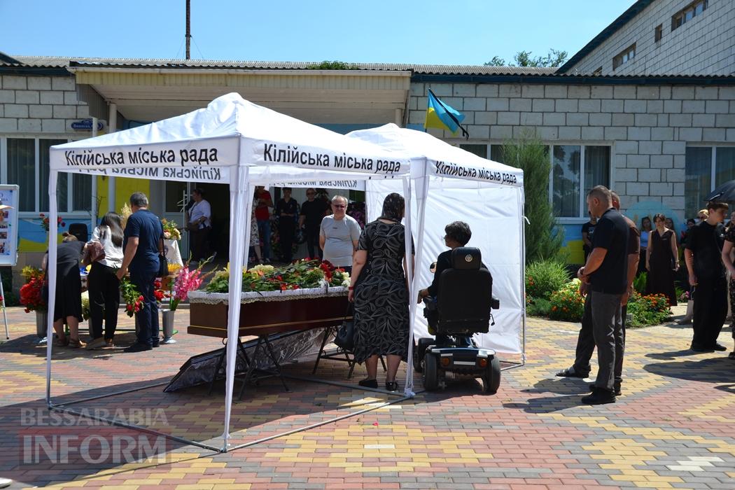 В Кілії директорку школи Валентину Іваненко провели останнім дзвоником та щемливими промовами