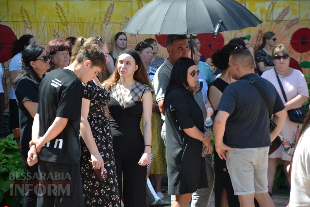 В Кілії директорку школи Валентину Іваненко провели останнім дзвоником та щемливими промовами
