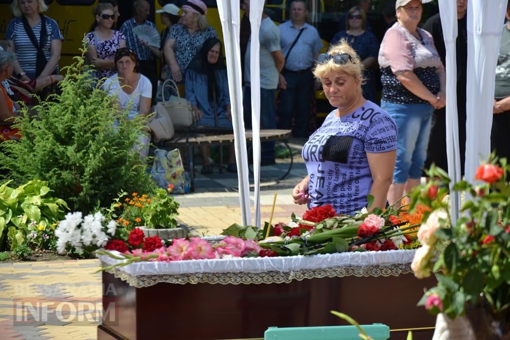 В Кілії директорку школи Валентину Іваненко провели останнім дзвоником та щемливими промовами