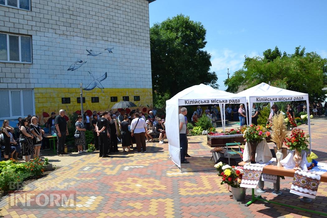 В Кілії директорку школи Валентину Іваненко провели останнім дзвоником та щемливими промовами
