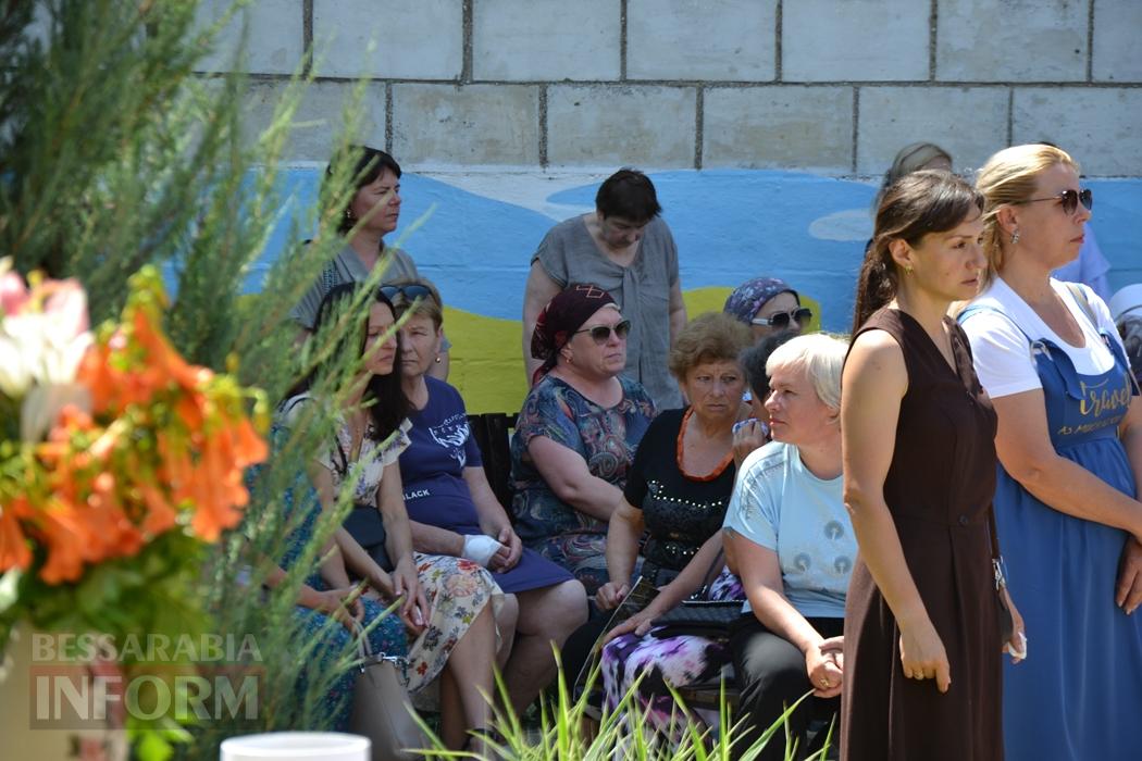 В Кілії директорку школи Валентину Іваненко провели останнім дзвоником та щемливими промовами