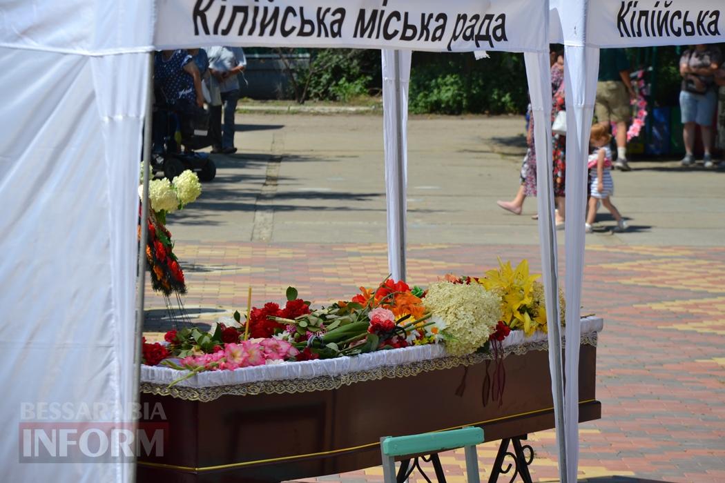 В Кілії директорку школи Валентину Іваненко провели останнім дзвоником та щемливими промовами