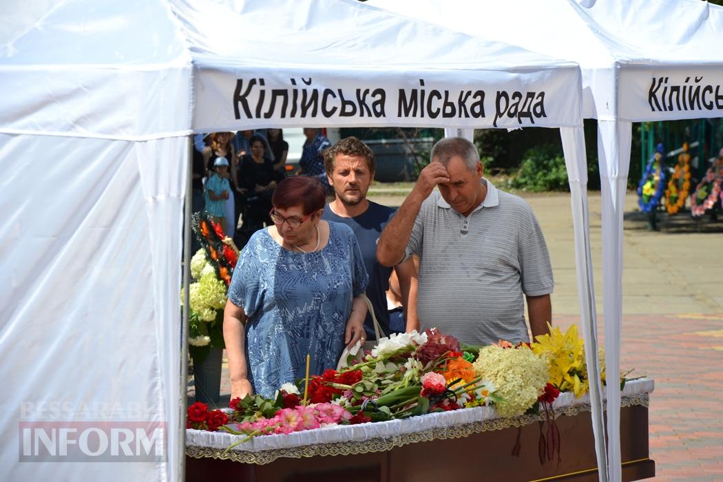 В Кілії директорку школи Валентину Іваненко провели останнім дзвоником та щемливими промовами