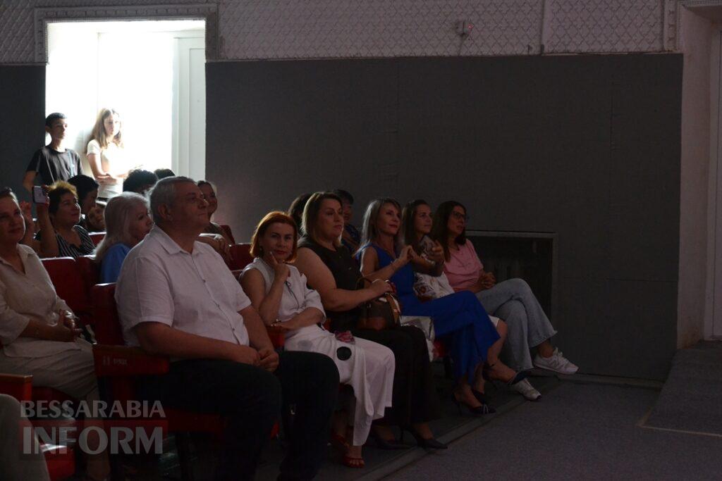 Майже 50 нагороджених та святковий концерт: у Кілії вітали людей, яким довіряють найцінніше