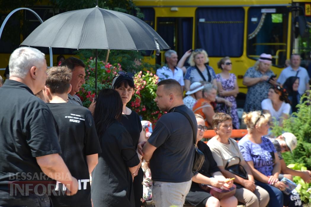 В Кілії директорку школи Валентину Іваненко провели останнім дзвоником та щемливими промовами