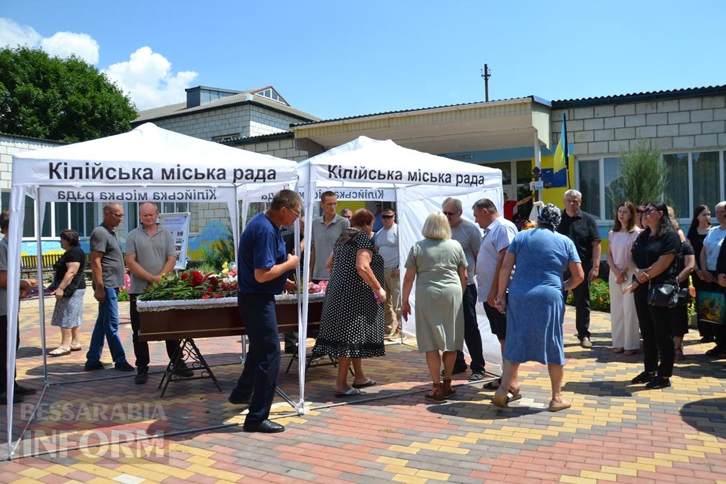В Кілії директорку школи Валентину Іваненко провели останнім дзвоником та щемливими промовами