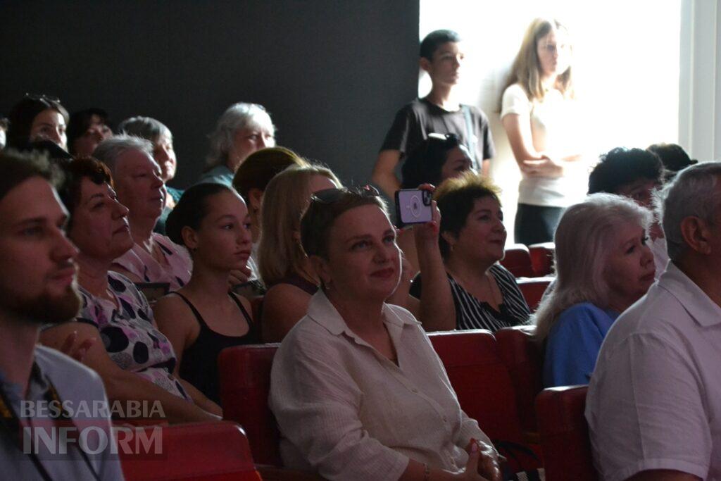 Майже 50 нагороджених та святковий концерт: у Кілії вітали людей, яким довіряють найцінніше
