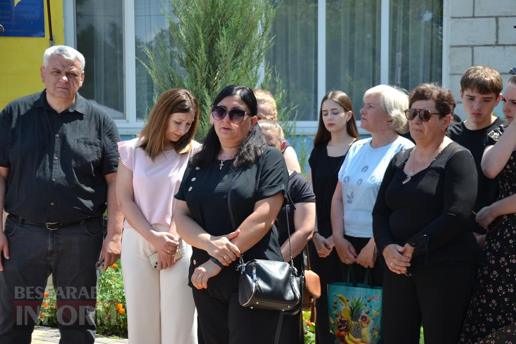 В Кілії директорку школи Валентину Іваненко провели останнім дзвоником та щемливими промовами