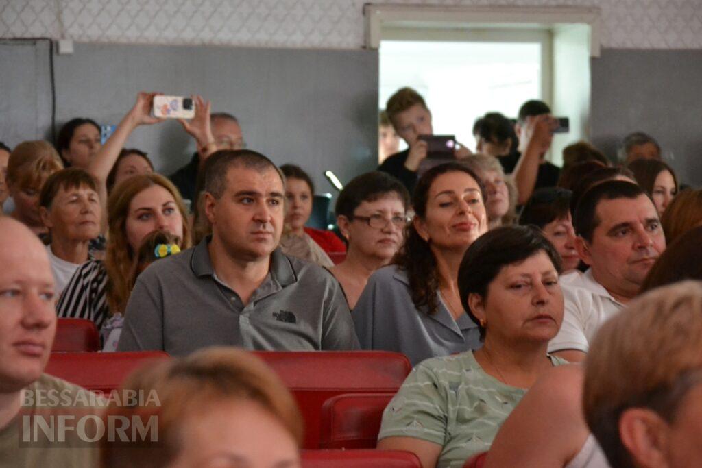 Майже 50 нагороджених та святковий концерт: у Кілії вітали людей, яким довіряють найцінніше
