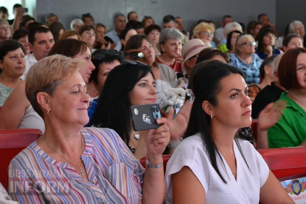 Майже 50 нагороджених та святковий концерт: у Кілії вітали людей, яким довіряють найцінніше