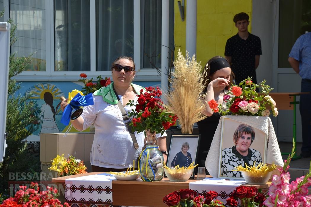 В Кілії директорку школи Валентину Іваненко провели останнім дзвоником та щемливими промовами