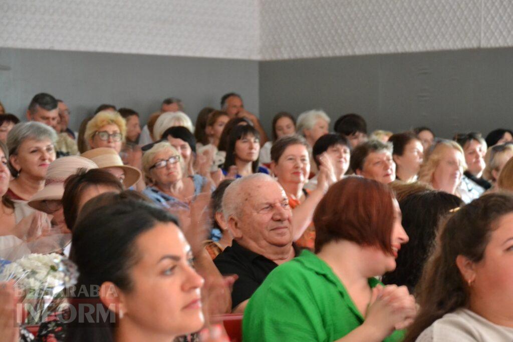 Майже 50 нагороджених та святковий концерт: у Кілії вітали людей, яким довіряють найцінніше