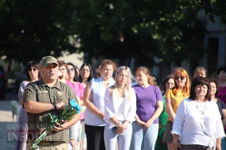 Хвилина мовчання, квіти й пам’ять про тих, хто не повернувся з полону: у Болграді відзначили пам’ятну дату