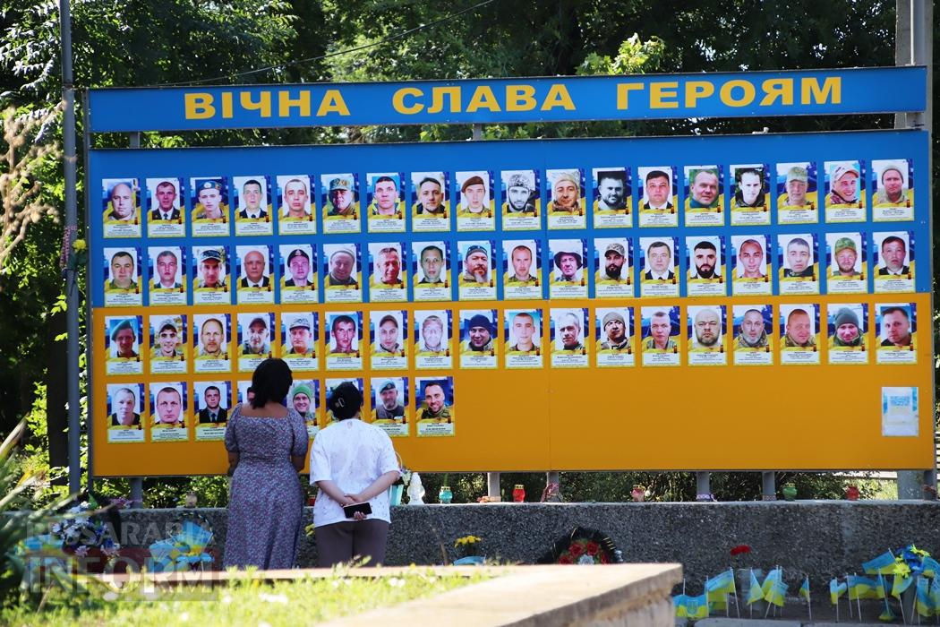 Хвилина мовчання, квіти й пам’ять про тих, хто не повернувся з полону: у Болграді відзначили пам’ятну дату