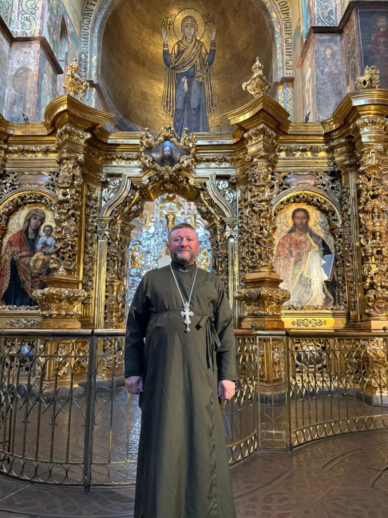Між рясою та пікселем: історія військового капелана, який очолив першу парафію ПЦУ в Українському Придунав’ї