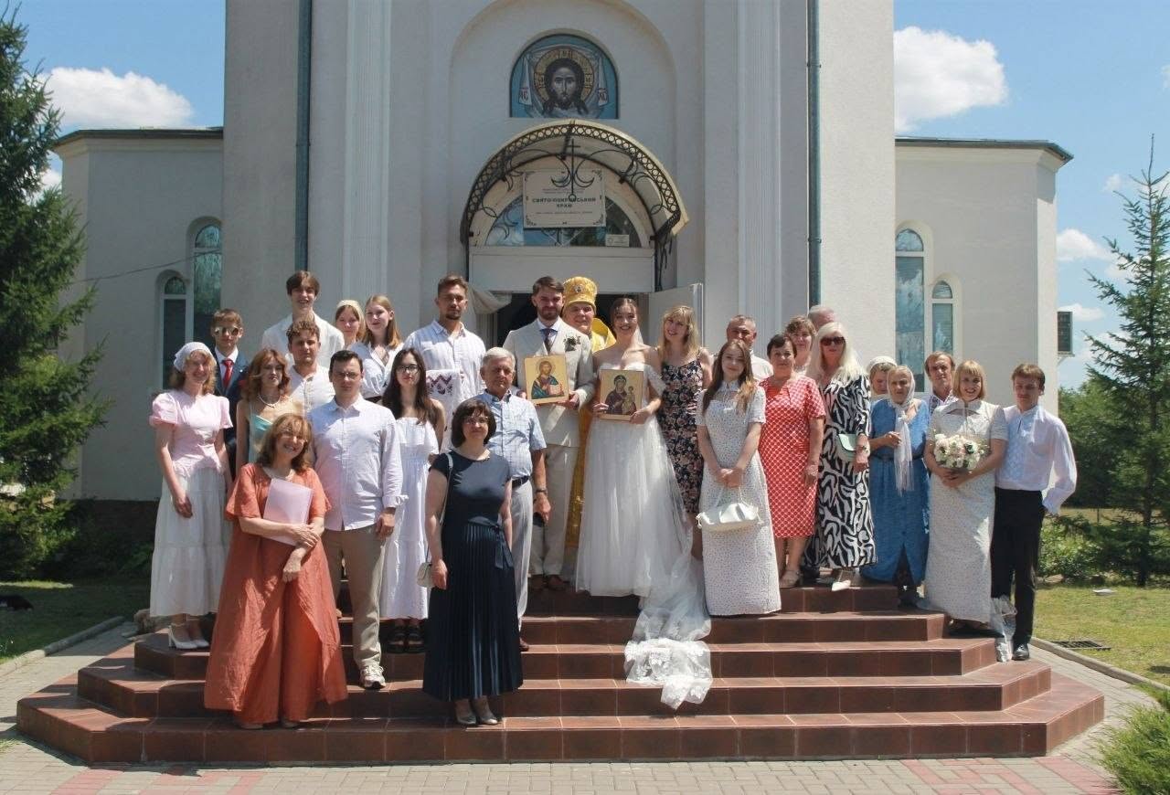 Симфонія кохання у Сараті: відомі європейські митці взяли церковний шлюб у храмі ПЦУ